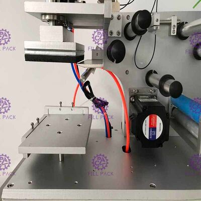 Машина для прикрепления этикеток 2000BPH бутылки квадрата плоская раздражает слипчивый стикер Semi автоматический