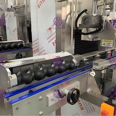 Машина для прикрепления этикеток бутылки сока