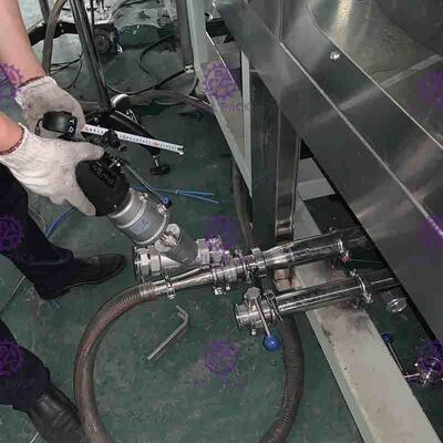 Привинтьте питаясь тип управление Пльк машины завалки колы/консервной банки соды/консервируя машины