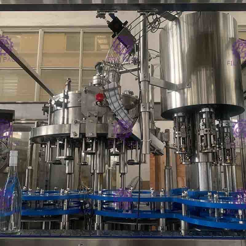 Оборудование 15000BPH машины завалки бутылки безалкогольного напитка автоматическое покрывая